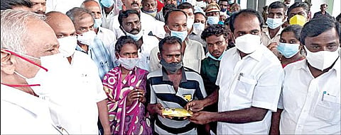 தஞ்சாவூர் மருத்துவக் கல்லூரி மருத்துவமனையில் சிகிச்சை பெற்று வரும் சிறுவனின் பெற்றோரிடம் நேற்று நிதி உதவி வழங்குகிறார் அமைச்சர் சிவ.வீ.மெய்யநாதன்.