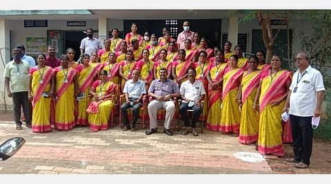 புதுக்கோட்டை மாவட்டம் ஆலங்குடி அரசு பெண்கள் மேல்நிலைப் பள்ளிக்கு வந்த சுற்றுச்சூழல் துறை அமைச்சர் சிவ.வீ.மெய்யநாதனை மஞ்சள் சேலை அணிந்து வரவேற்ற ஆசிரியைகள்.