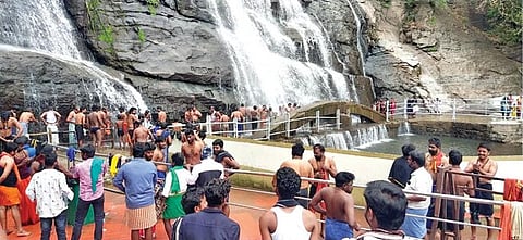 3 நாட்கள் விதிக்கப்பட்ட தடை நீங்கியதையடுத்து குற்றாலம் பேரருவியில் நேற்று ஏராளமான சுற்றுலாப் பயணிகள் குளித்து மகிழ்ந்தனர்.
