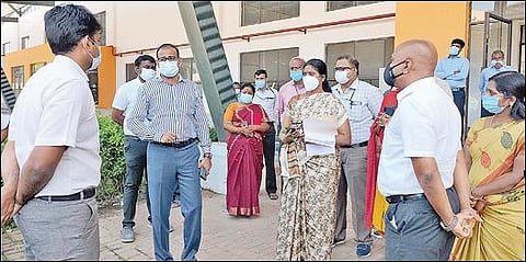 கரோனா சிகிச்சை மையம் அமைக்கப்படும் கொடிசியா அரங்கில் நேற்று ஆய்வு செய்த ஆட்சியர் ஜி.எஸ்.சமீரன். அருகில் மாநகராட்சி ஆணையர் ராஜகோபால் சுன்கரா உள்ளிட்டோர்.