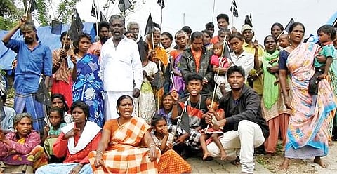 கொடைக்கானல் மலைப்பகுதி வாழைகிரியில் கருப்புக்கொடி ஏந்தி போராட்டத்தில் ஈடுபட்ட பழங்குடியின மக்கள்.