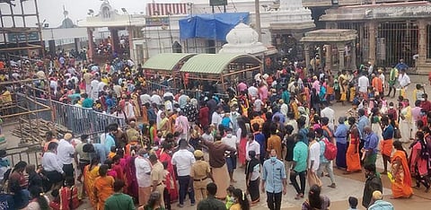 பழநி மலைக்கோயிலில் திரண்ட பக்தர்கள் கூட்டம்.