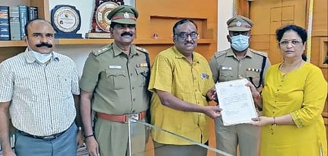 சாலையில் கேட்பாரற்று கிடந்த பணத்தை ஒப்படைத்தவருக்கு பாராட்டு