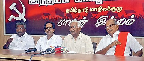 இந்திய கம்யூனிஸ்ட் தேசிய பொதுச் செயலாளர் டி.ராஜா சென்னையில் நேற்று செய்தியாளர்களை சந்தித்தார். உடன் தேசிய நிர்வாகக் குழு உறுப்பினர் சி.மகேந்திரன், மாநில துணைச் செயலாளர் மு.வீரபாண்டியன், மாநில செயற்குழு உறுப்பினர் ந.பெரியசாமி ஆகியோர்.படம்: ம.பிரபு