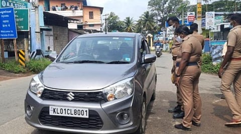 ஒமைக்ரான் பரவல் எதிரொலி: கேரள எல்லையில் தீவிர பாதுகாப்பு