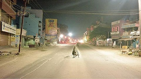 இரவு நேர ஊரடங்கு அமல்படுத்தப்பட்டதால் திருப்பத்தூர்-வாணியம்பாடி சாலை வெறிச்சோடி  காணப்பட்டது.