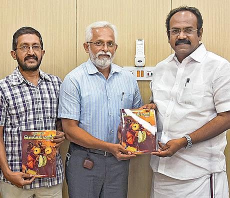 `இந்து தமிழ் திசை'யின் `பொங்கல் மலர் - 2022' முதல் பிரதியை தமிழ்நாடு தொழில், தமிழ்ப் பண்பாடு, தொல்லியல் துறை அமைச்சர் தங்கம் தென்னரசு நேற்று வெளியிட்டார். உடன், ‘இந்து தமிழ் திசை’ வர்த்தகப் பிரிவுத் தலைவர் சங்கர் வி.சுப்பிரமணியம், இணைப்பிதழ் பிரிவு ஆசிரியர் ஆதி வள்ளியப்பன். (அடுத்த படம்) பொங்கல் மலரை ஆர்வமுடன் படிக்கும் அமைச்சர் தங்கம் தென்னரசு.படங்கள்: ம.பிரபு