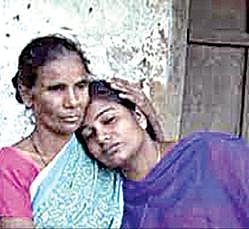 தனது தாய் சித்ராவுடன் அஞ்சலி