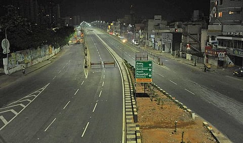 கரோனா பரவலை தடுக்க தமிழகம் முழுவதும் கடந்த 6-ம் தேதி முதல் இரவுநேர ஊரடங்கு அமல்படுத்தப்பட்டுள்ளது. முதல் நாள் ஊரடங்கின்போது, வெறிச்சோடி காணப்பட்ட சென்னை கோயம்பேடு மேம்பாலப் பகுதி. (அடுத்த படம்:) சென்னை அண்ணா நகரில் தீவிர வாகன சோதனையில் ஈடுபட்ட போலீஸார்.படங்கள்: ம.பிரபு
