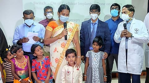 மதுரை அரசு மருத்துவர்கள் முயற்சியால் அறுவை சிகிச்சை மூலம் பேசும் திறன் பெற்ற 163 குழந்தைகள்: ‘டீன்’ முன் பாட்டுப் பாடி, நடனமாடி அசத்தினர்