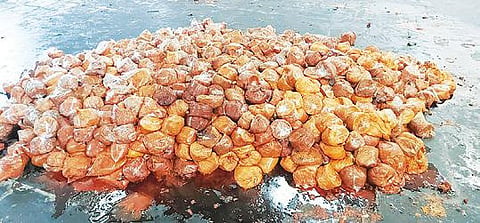 திருவண்ணாமலை நுகர்பொருள் வாணிப கழக கிடங்கில் வீணான இரண்டரை டன் வெல்லம்.