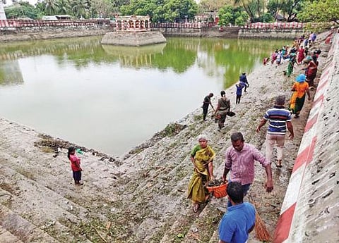 விவேகானந்த கேந்திரத்தில் சேவையாற்றும் உறுப்பினர்களால்  புனரமைக்கப்படும் ராமேசுவரத்தில் உள்ள  ராமர் தீர்த்தம்.