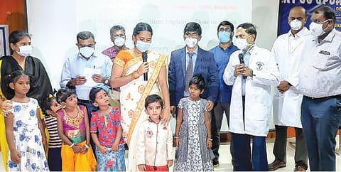 செவித் திறன் பெற்று பாடல் பாடிய குழந்தைகளுடன் டீன் ரெத்தினவேலு மற்றும் மருத்துவர்கள்.