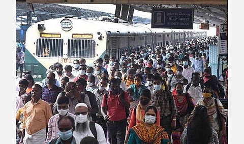 இரண்டு தவணை தடுப்பூசி கட்டாயம்; மின்சார ரயில்களில் பயணிக்க புதிய கட்டுப்பாடுகள் விதிப்பு: முகக்கவசம் அணியாவிட்டால் ரூ.500 அபராதம்
