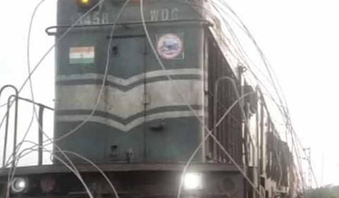 அருப்புக்கோட்டை அருகே மின் கம்பிகளில் சிக்கிய சிலம்பு எக்ஸ்பிரஸ் ரயில் இன்ஜின்: மர்ம நபர்கள் கைவரிசையா?