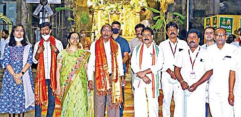 ஆந்திர மாநிலம் காளஹஸ்தி கோயிலில் இஸ்ரோ தலைவர் கே.சிவன் நேற்று தனது குடும்பத்தினருடன் சுவாமி தரிசனம் செய்தார். அவருக்கு அதிகாரிகள் சுவாமியின் திருவுருவப் படம் மற்றும் பிரசாதங்கள் வழங்கி கவுரவித்தனர்.
