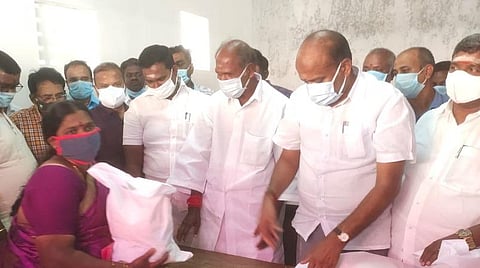 புதுச்சேரியில் ரூ.490 மதிப்புள்ள பொங்கல் பரிசுப் பொருட்கள்: முதல்வர் ரங்கசாமி தொடங்கி வைத்தார்