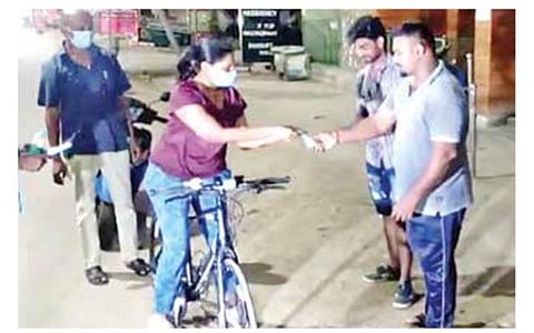 ஊரடங்கை சைக்கிளில் சென்று ஆய்வு செய்த புதுகை ஆட்சியர்