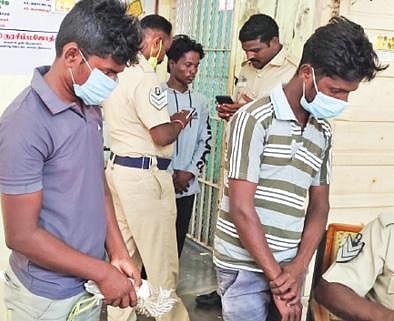 எலவனாசூர்கோட்டையில் விசாரணைக்கு கொண்டு வரப்பட்ட இளைஞர்கள்.
