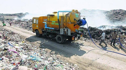 மாநகராட்சி ஊழியர்களின் ஒத்துழைப்புடன் குப்பைக் கிடங்கில் இரவில் குப்பை கொட்டும் நிறுவனங்கள்: உரிய நடவடிக்கை எடுக்க கோரிக்கை