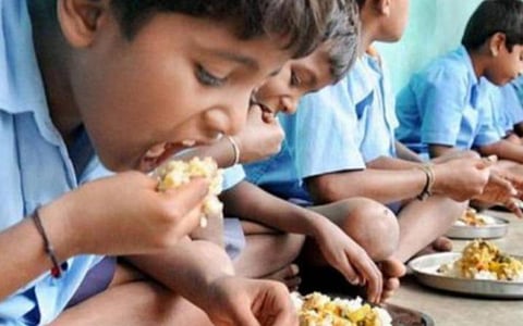 வீடுகளுக்கு நேரில் சென்று அங்கன்வாடி குழந்தைகளுக்கு உலர் உணவு விநியோகம்