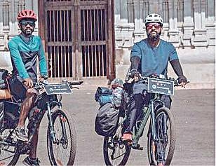 சைக்கிளில் சுற்றுப் பயணம் மேற்கொண்டு வரும் அஸ்வின் மனோஜ், ஆஷிக் ரெஜி.