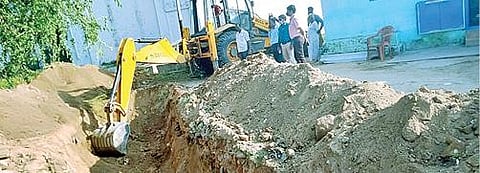 பாலாற்றில் மணல் திருட்டை தடுக்க வெட்டப்பட்ட மெகா பள்ளம்.