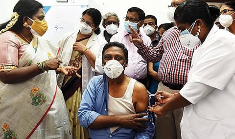 ராஜீவ்காந்தி குழந்தைகள் மருத்துவமனையில் பூஸ்டர் டோஸ் தடுப்பூசி முகாமை தொடங்கி வைத்தார் ஆளுநர் தமிழிசை. படம்: எம்.சாம்ராஜ்