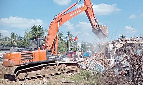 தாம்பரம் அருகே வரதராஜபுரத்தில் ஆஞ்சநேயர் கோயில் இடிக்கப்பட்டது.