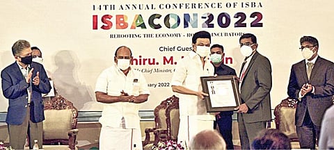 சென்னையில் ‘இஸ்பா’ அமைப்பின் 14-வது மாநாட்டை முதல்வர் ஸ்டாலின் நேற்று தொடங்கி வைத்தார். குறு, சிறு, நடுத்தர தொழில்கள் துறை அமைச்சர் தா.மோ.அன்பரசன், துறை செயலர் அருண்ராய், தொழில் ஆணையர் சிஜி தாமஸ் வைத்யன், மத்திய தொழில், உள்நாட்டு வர்த்தக மேம்பாட்டுத் துறையின் புத்தொழில் ஆரம்பநிலை நிதிக் குழு தலைவர் எச்.கே.மிட்டல் உள்ளிட்டோர் உடன் இருந்தனர். படம்: எம்.முத்துகணேஷ்