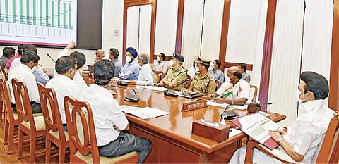 கரோனா தொற்று கட்டுப்பாடு மற்றும் ஊரடங்கு குறித்தும், ஒமைக்ரான் தடுப்பு நடவடிக்கைகள் குறித்தும் முதல்வர் ஸ்டாலின் தலைமையில், தலைமைச் செயலகத்தில் நேற்று ஆய்வுக் கூட்டம் நடைபெற்றது. இதில் சுகாதாரத் துறை அமைச்சர் மா.சுப்பிரமணியன், தலைமைச் செயலர் வெ.இறையன்பு, டிஜிபி சைலேந்திரபாபு, சென்னை காவல் ஆணையர் சங்கர் ஜிவால் மற்றும் உயர் அதிகாரிகள் கலந்து கொண்டனர்.