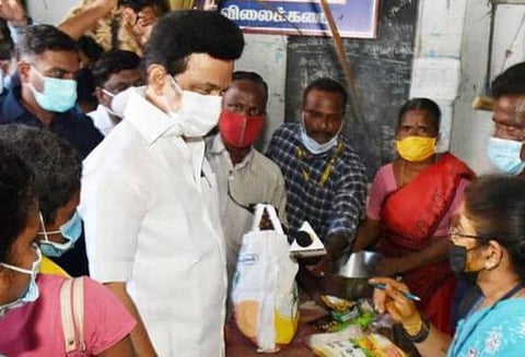பொங்கல் பரிசுத் தொகுப்புக்குப் பின்னால்... நியாய விலைக் கடையும் தமிழக அரசியலும்!