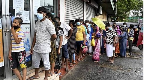 உணவுப்பொருட்கள் வாங்க வரிசையில் நிற்கும் இலங்கை மக்கள்