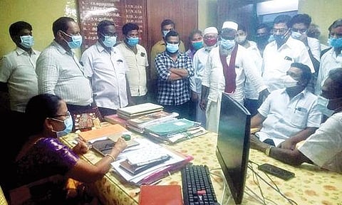 ஆரணி நகராட்சி ஆணையாளர் தமிழ்செல்வியை முற்றுகையிட்ட காய்கறி வியாபாரிகள்.