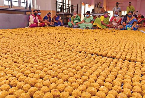 சேலம் பிரசன்ன வரதராஜ பெருமாள் கோயிலில் நாளை வைகுண்ட ஏகாதசி சொர்க்கவாசல் திறப்பு விழா நடைபெறவுள்ளது. இதையொட்டி, பக்தர்களுக்கு லட்டு பிரசாதம் வழங்கப்படுகிறது. இதற்காக கோயில் மண்டபத்தில் லட்டு உருட்டும் பணியில் ஈடுபட்டுள்ள பெண்கள்.படம்: எஸ்.குரு பிரசாத்