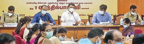 கரோனா தொற்று தடுப்பு நடவடிக்கைகள் தொடர்பாக, கோவையில் அமைச்சர் செந்தில்பாலாஜி தலைமையில் நேற்று நடைபெற்ற அனைத்து துறை அலுவலர்களுடனான ஆய்வுக்கூட்டம். படம்:ஜெ.மனோகரன்