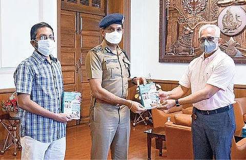 `இந்து தமிழ் இயர்புக் – 2022’  முதல் பிரதியை தமிழ்நாடு காவல் துறை டிஜிபி. சி.சைலேந்திர பாபு ஐபிஎஸ்., அவருடைய அலுவலகத்தில் நேற்று வெளியிட்டார். அருகில் ‘இந்து தமிழ் திசை’ வர்த்தகப் பிரிவுத் தலைவர் சங்கர் வி.சுப்ரமணியம், இணைப்பிதழ் பிரிவு பொறுப்பாசிரியர் ஆதி. வள்ளியப்பன் ஆகியோர் உள்ளனர்.படம்: ம. பிரபு