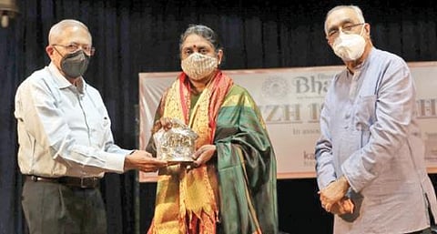 தமிழிசை விழாவைத் தொடங்கிவைத்த டாக்டர் சுதா சேஷய்யனுக்கு நினைவுப் பரிசை வழங்குகிறார் பாரதிய வித்யா பவனின் சென்னை கேந்திரத்தின் தலைவர் என்.ரவி. உடன் இயக்குநர் கே.என்.ராமசுவாமி.