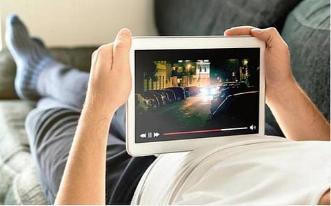 உங்களுக்கே தெரியாமல் ஓடிடி Binge-watching விளைவு தரும் உளவியல் பிரச்சினைகள்: மீள்வதும் சாத்தியமே. எப்படி?