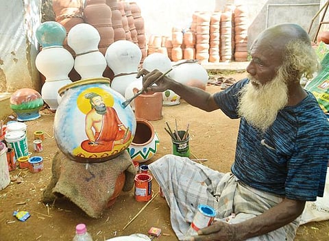 பொங்கல் பண்டிகையில் சீர்வரிசை பானைகளுக்கு பிரதான இடமுண்டு. காண்பவர் மனதை கொள்ளைகொள்ளும் வகையில் சீர்வரிசை பானையில் திருவள்ளுவர் ஓவியத்தை நேர்த்தியாக தீட்டுகிறார், இப்பெரியவர்.  இடம்: பாளையங்கோட்டை.  படம்: மு.லெட்சுமி அருண்