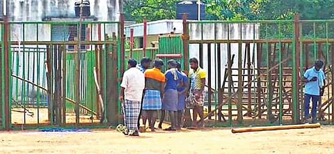 பொங்கல் பண்டிகையை முன்னிட்டு, ஆத்தூர் அடுத்த கூலமேட்டில் 17-ம் தேதி ஜல்லிக்கட்டுப் போட்டி நடத்த ஏற்பாடுகள் செய்யப்பட்டு வருகிறது. இதற்காக  அங்கு  வாடிவாசல் அமைக்கும் பணி நேற்று நடைபெற்றது.