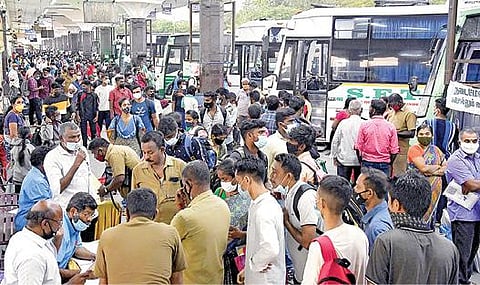 பொங்கல் விடுமுறைக்கு சொந்த ஊர் செல்வதற்காக கோயம்பேடு பேருந்து  நிலையத்தில் நேற்று திரண்ட பயணிகள். படம்: ம.பிரபு