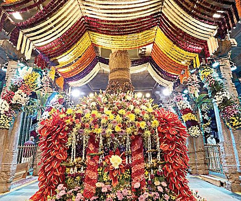 வைகுண்ட ஏகாதசியை முன்னிட்டு திருப்பதி ஏழுமலையான் கோயில் வண்ண மலர்களால் அலங்காரம் செய்யப்பட்டுள்ளது.