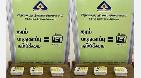 கோவையில் பறிமுதல் செய்யப்பட்டு சீல் வைக்கப்பட்ட போலி ஹால்மார்க் முத்திரை பதித்த தங்க நகைகள்.