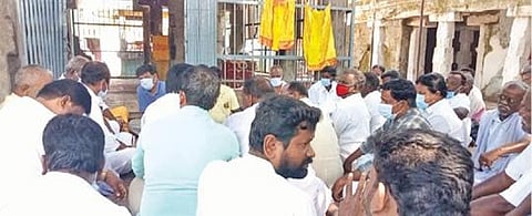 மாரியம்மன் கோயில் சிலை தொடர்பாக பூட்டை கிராமத்தில் நடைபெற்ற ஆலோசனைக் கூட்டத்தில் பங்கேற்றோர்.