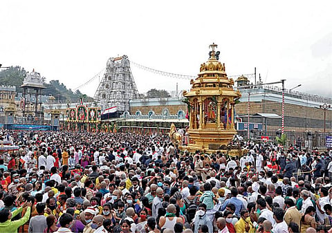 வைகுண்ட ஏகாதசியை முன்னிட்டு நேற்று திருமலையில், தங்க ரதத்தில் உற்சவ மூர்த்திகளான தேவி, பூதேவி சமேத மலையப்பர் 4 மாடவீதிகளில் பவனி வந்து பக்தர்களுக்கு அருள் பாலித்தனர்.