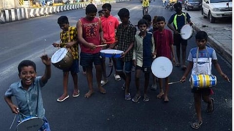 பொங்கல் திருநாளில் சென்னை வடபழனியில் மேளம் அடித்து கொண்டாடும் சிறுவர்கள்..