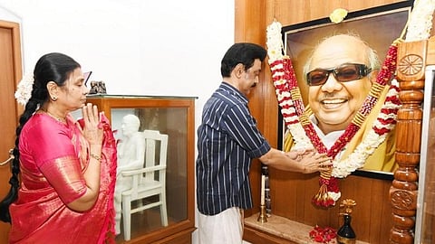 பொங்கல் திருநாளில் தந்தை மு.கருணாநிதி படத்திற்கு ஸ்டாலின் மரியாதை