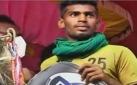 மதுரை அவனியாபுரம் ஜல்லிக்கட்டில் 24 காளைகளை அடக்கி முதல்பரிசு பெற்ற கார்த்திக்
