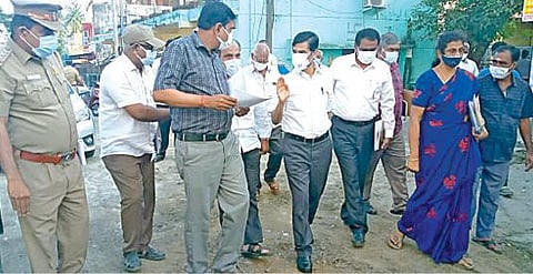 தாம்பரம் மாநகராட்சி குரோம்பேட்டை பகுதி, சாலைகளில் ஆய்வு மேற்கொள்ளும் தலைமை செயலாளர் வெ.இறையன்பு.